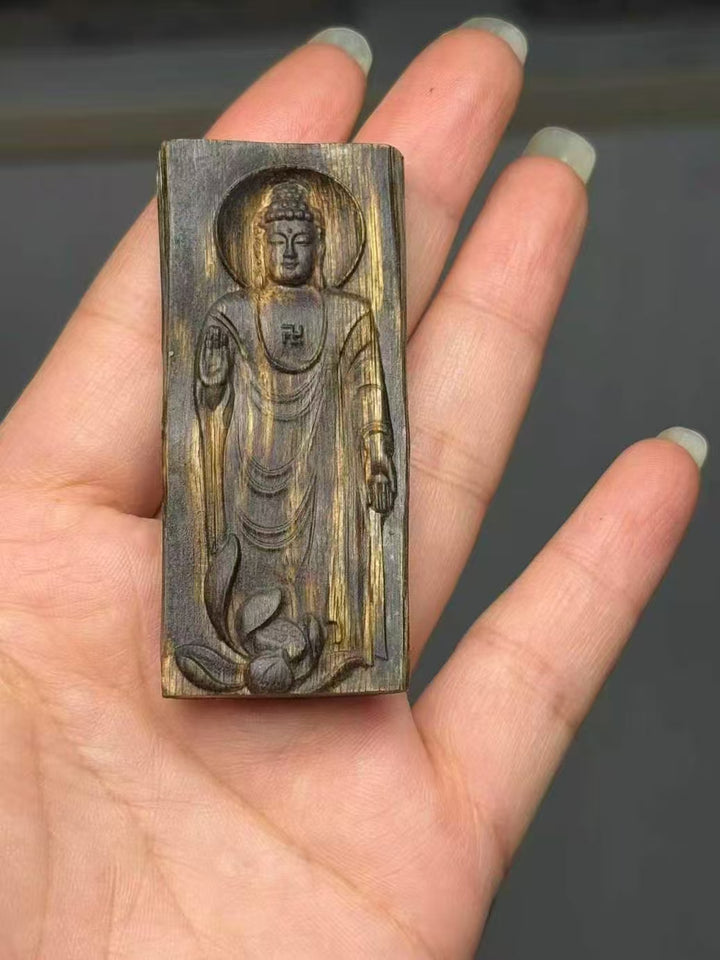 奇楠天然树心油雕刻牌【大日如来】